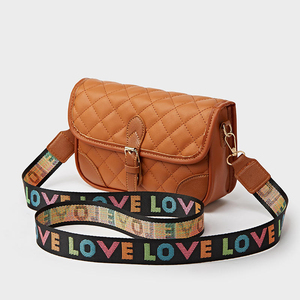 Bolso de hombro tipo mensajero para mujer, con una sola correa, forro de poliéster, cierre de cremallera, cadena con letras y diseño de rombos. - Product Image 6