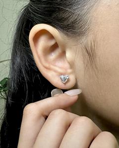 Par de pendientes con forma de corazón, con circonita cúbica plateada de corte brillante, estilo diamante, estilo clásico, romántico y minimalista. - Product Image 3