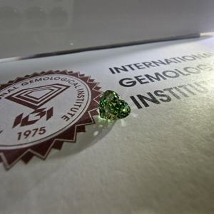 Diamante cultivado en laboratorio de 1.3 quilates, color verde intenso, forma de corazón, VS1, certificado por IGI, piedra central suelta para joyería personalizada. - Product Image 5