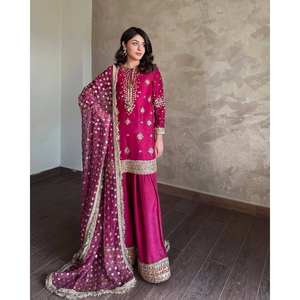 Ensemble de costumes de soirée pour femmes de créateur avec broderie Zari et paillettes - Product Image 3