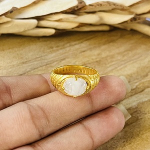 Bague en pierre de lune au design unique, bagues bohèmes en laiton pour femmes, plaqué or 18 carats, bague signet texturée, bijoux chics pour la vente en gros/OEM/ODM - Product Image 3