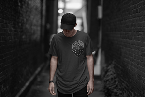 T-shirt noir à manches courtes pour homme avec poche avant imprimée, col rond décontracté, coupe classique, en jersey de coton respirant - Product Image 5