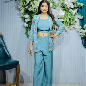 Ensemble Kurti moderne trois pièces en velours et broderies lourdes pour femme Ramdev Trading, idéal pour les mariages et Diwali - Product Image 1