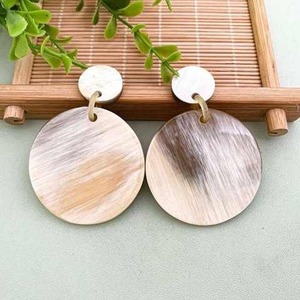 Boucles d'oreilles en corne naturelle faites à la main, écologiques, légères, tendance, bijoux de mode pour femmes - Product Image 1