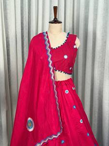 Conjunto de Lehenga Rosa Estampado para Boda con Dupatta Bordado, Blusa sin Mangas y Falda Línea A - Atuendo Étnico para Fiesta - Product Image 5