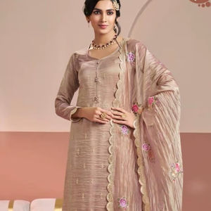 Traje de Mujer Elegante Semisentado en Seda Dorada con Bordado y Trabajo Zari para la Colección India y Pakistaní para Todas las Temporadas - Product Image 4