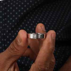 Anillo de banda ancha con diamante de corte esmeralda de moissanita para mujer, plata 925 original, joyería fina de primera calidad, regalo para amigas - Product Image 1