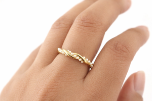 Anillo Minimalista de Plata de Ley 925 con Perla y Oro de 14K, Banda Delicada – Regalo para Dama de Honor / Cumpleaños - Product Image 2