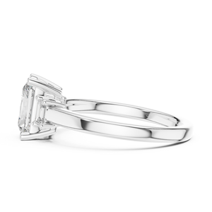 Bague de luxe pour femme en or blanc 18 carats plaqué rhodium massif, sertie d'un diamant de laboratoire taille RADIANT de 1,5 carat et de pierres latérales taille ÉMERAULT de 0,20 carat - Product Image 3