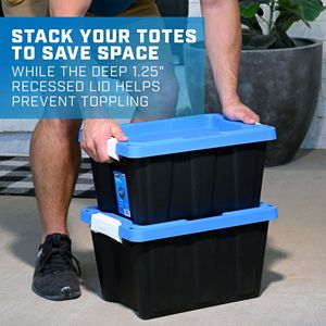 Set di 4 Contenitori di Plastica Resistenti da 5 Galloni con Chiusura, Base Nera e Coperchio Blu - Product Image 2