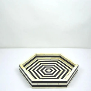 Bandeja octogonal con incrustaciones de hueso natural, adornada con arte geométrico negro en forma de estrella, disponible a precios de mayorista. - Product Image 4