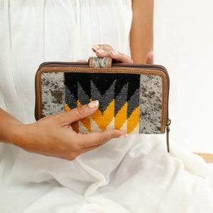 Cartera de cuero marrón Vintage hecha a mano Diseño azteca único Estilo occidental Nuevo embrague Cierre de cremallera Forro de poliéster antirrobo - Product Image 2