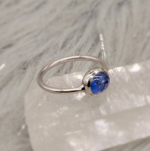 Bague en argent sterling avec tanzanite, pierre précieuse bleue délicate, pierre de naissance de décembre, bijoux pour femmes - Product Image 3