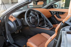 Auto Usado en Excelentes Condiciones, Bajo Kilometraje, Jaguar S F-Type R 75 Convertible 2024, Listo para Enviar - Product Image 2