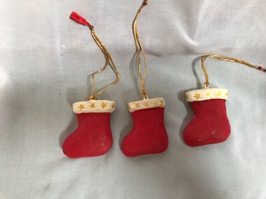 Chaussette de Noël en coton doux, motif écossais rouge et noir, avec bordure en fourrure blanche et initiale L brodée - Product Image 2