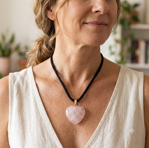 Collar con Colgante de Corazón de Cuarzo Rosa Natural, Forma Redonda Pulida, Cordón Negro, Accesorio de Moda - Product Image 2