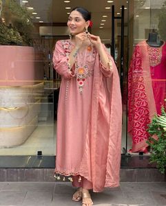 Magnifique ensemble Kurti en viscose et soie Chanderi avec broderie à motifs séquentiels, pantalon en soie et dupatta en soie Chanderi - Product Image 2