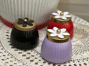 Vaisselle et articles de cuisine aux motifs classiques Pichwai disponibles en forme ronde - Product Image 2