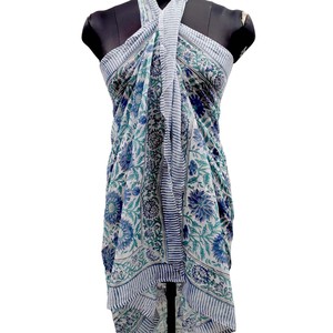 Pareos Personalizados con Serigrafía, Ideales para Ropa de Playa y Tiendas de Accesorios de Moda, con Diseño de Flores Rosas y Hojas Verdes - Product Image 4