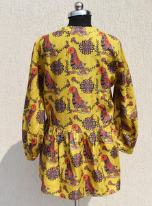 Blusa peplum de seda amarilla bordada a mano, estampado Madhubani, adornos de lentejuelas y cuentas, varios colores. - Product Image 4