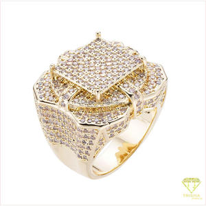 Anillo de lujo para hombre de plata 925 con diamante cultivado en laboratorio, parte superior cuadrada audaz y detalles de piedras para compradores mayoristas de joyería. - Product Image 5