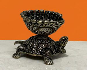 Lampe à huile Diya en laiton sculptée à la main en forme de tortue, décorative pour la maison, le temple et les fêtes - Product Image 1