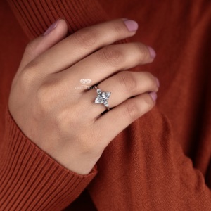 Anillo de Compromiso con Tres Diamantes Cultivados en Laboratorio, Corte Marquesa, Oro de 14K, 2.40ct de Peso Total, Piedras Laterales en Forma de Pera, Anillo de Novia para Boda - Product Image 4