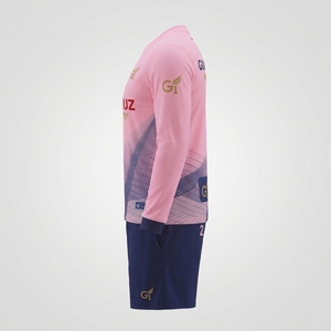 เสื้อฟุตบอลคอกลมพิมพ์ลายแบบรีโทรด้วยความร้อน 100% โพลีเอสเตอร์ สำหรับชื่อทีม ชุดเสื้อและกางเกงขาสั้นแห้งเร็วสำหรับทุกเพศ - Product Image 3