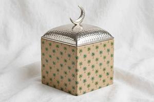 Caja de Metal Esmaltada Beige con Diseño de Palmeras y Tapa de Cúpula, Tarro de Almacenamiento, Caja de Regalo Festiva de Lujo - Product Image 2