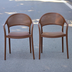 Chaise en plastique moulé de style King, couleur marron, avec coussin en cuir - Une chaise de jardin idéale pour un acheteur avisé - Product Image 2