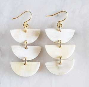 Pendientes Hechos a Mano de Cuerno de Búfalo, Modernos, Ecológicos, de Comercio Justo y Naturales de Alta Calidad para Bodas - Product Image 1