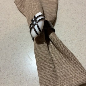 Anneau de serviette moderne en métal noir avec accent de pierre ovale blanche, décoration de table, porte-serviettes de luxe contrastant pierre et métal - Product Image 5