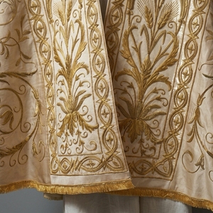 Cope Liturgique Gothique Traditionnelle Ivoire et Or, Robe d'Église Lourde Brodée Métallique - Product Image 6