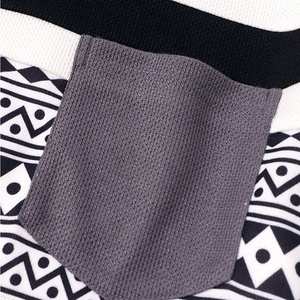 T-shirt tendance avec poche avant, impression personnalisée, impression de qualité supérieure, panneaux imprimés, pour un style streetwear décontracté, unisexe. - Product Image 3