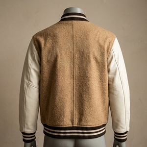 Veste bomber en laine marron pour homme, manches en cuir crème, boutons pression, personnalisable OEM ODM, vente en gros - Product Image 2