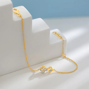 สร้อยข้อมือโซ่ลายดอกไม้รูปโคลเวอร์คู่ประดับเพชร - Product Image 5