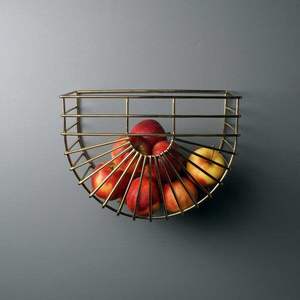 Panier mural compact en métal conçu pour une installation facile et une organisation pratique du rangement mural - Product Image 1