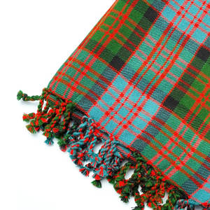 Cálido chal escocés de tartán antiguo del clan Macdonald, cómodo para bodas y eventos - Product Image 3