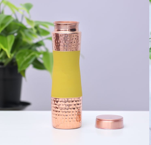 Bouteille unique en cuivre martelé avec une poignée vert citron vif pour un style de vie moderne, disponible à prix de gros. - Product Image 1