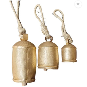 Campanas de vaca colgantes de hierro dorado antiguo al por mayor con cuerda de yute, adornos navideños de metal rústico y decoración festiva para el hogar. - Product Image 4