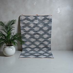 Alfombra de Lana Tejida a Mano en Gris y Marfil con Patrón Abstracto |   Alfombra de Lana Natural de Pelo Corto, Hecha a Mano, Ecológica y Moderna - Product Image 3