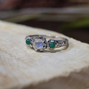 Anillo de Plata de Ley 925 con Tres Piedras Naturales de Piedra Lunar y Ónix Verde, Anillo de Piedras Preciosas con Textura Orgánica Hecho a Mano para Mujer - Product Image 2