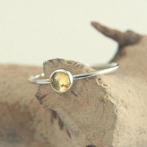 Bague fine et minimaliste en laiton plaqué argent avec petite pierre ronde jaune dorée, bijou de tous les jours pour femme - Product Image 2