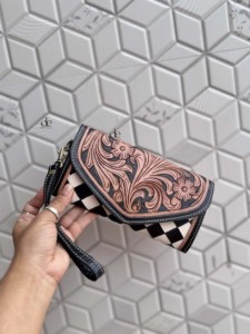 กระเป๋าคลัทช์หนังแท้สำหรับผู้หญิงทำมือดีไซน์เนอร์ไม่เหมือนใครทำด้วยมือเคสโทรศัพท์ลายหมากรุกที่ทันสมัย - Product Image 2