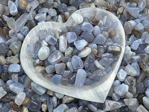 Venta al por mayor de chips de calcedonia azul, piedra curativa de cristal natural, chips de ágata tallada, artesanías DIY, piedra en bruto, grava hecha a mano en India - Product Image 6
