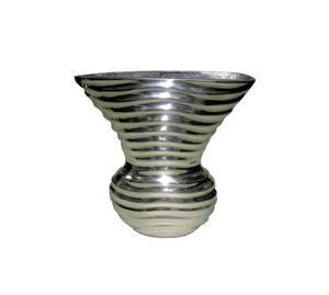 Elegante Florero de Aluminio Texturizado para Arreglos Florales y Decoración del Hogar - Product Image 5
