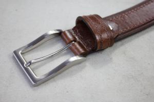 เข็มขัดหนังแท้ผู้ชายแบบหัวเข็มขัดหรูหรา ลายปั๊มนูน หนังวัวแท้ สายหนังสำหรับใส่กับชุดทางการ - สีน้ำตาล - Product Image 4