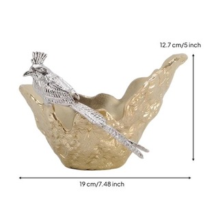 Bol en métal doré fait main avec décor d'oiseau argenté, plat de service décoratif pour la décoration de table, 19 cm - Product Image 1