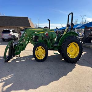 Tractor John Deere con accesorio de cucharón para raíces: Compre un producto de calidad premium, resistente, confiable y eficiente para cada tarea. - Product Image 2