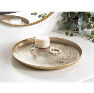 Bandeja Decorativa Redonda Moderna Chapada en Oro con Pulseras de Perlas y Portavelas - Product Image 4